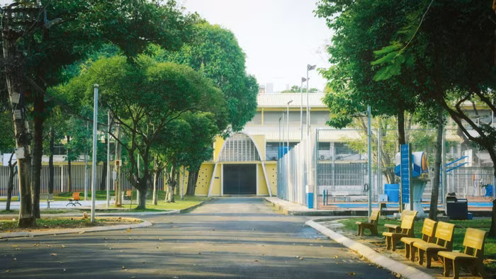 Khuôn viên Trường Đại học Bách khoa - Đại học Quốc gia Thành phố Hồ Chí Minh rộng hơn 14ha, nơi lưu giữ nhiều biểu tượng quen thuộc như cổng Parabol và thư viện hơn nửa thế kỷ. Ảnh: HCMUT