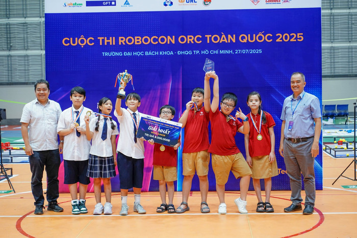 Ban Tổ chức trao giải thưởng cho các đội thi xuất sắc. Ban Tổ chức trao giải thưởng cho các đội thi xuất sắc.