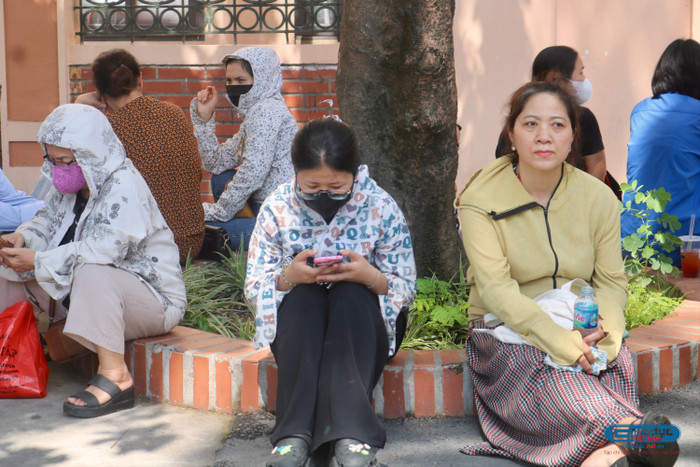 Phụ huynh chờ con bên ngoài điểm thi trong lúc các em làm thủ tục. Ảnh: Doãn Nhàn img-9581-560.jpg