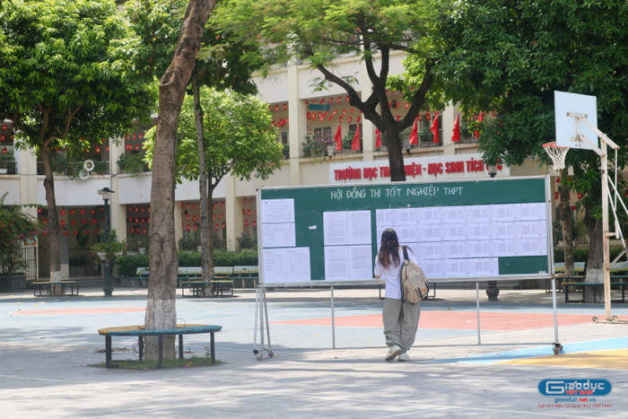 Một thí sinh đến muộn, gấp gáp tìm phòng thi trong buổi làm thủ tục (điểm thi Trường Trung học cơ sở Nghĩa Tân, Cầu Giấy, Hà Nội). Ảnh: Doãn Nhàn img-9583-5730.jpg