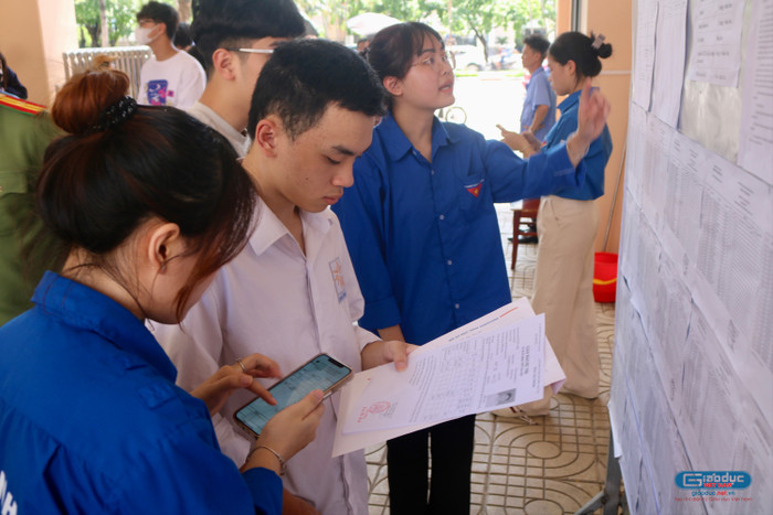Các tình nguyên viên nhiệt tình hỗ trợ thí sinh tìm kiếm vị trí phòng thi. img-9562-5717.jpg