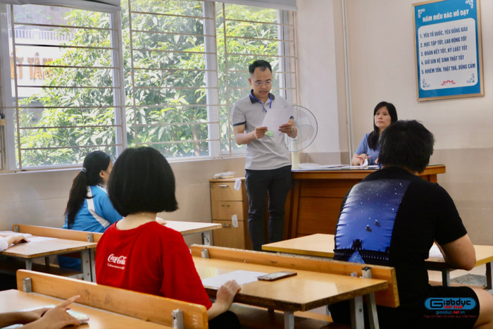 Cán bộ coi thi đọc phổ biến quy chế, lịch thi và lưu ý các điểm quan trọng về xử lý vi phạm. Thí sinh chăm chú lắng nghe trong không khí nghiêm túc. Ảnh: Doãn Nhàn img-9589-1737.jpg