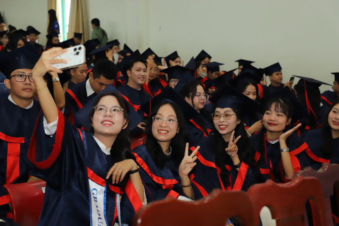 Niềm vui của các tân thạc sĩ. Niềm vui của các tân thạc sĩ.