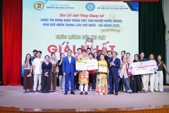Giải Nhất Cuộc thi được trao cho đội thi đến từ Trường Đại học Ngoại ngữ - Đại học Đà Nẵng Giải Nhất Cuộc thi được trao cho đội thi đến từ Trường Đại học Ngoại ngữ - Đại học Đà Nẵng