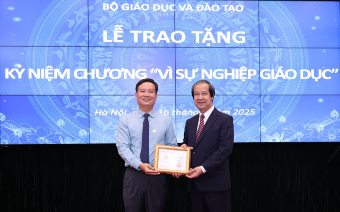 Nhà báo Nguyễn Tiến Bình - Tổng Biên tập Tạp chí điện tử Giáo dục Việt Nam vinh dự được Bộ trưởng Bộ Giáo dục và Đào tạo Nguyễn Kim Sơn trao tặng Kỷ niệm chương “Vì sự nghiệp giáo dục”. img-4602.jpg