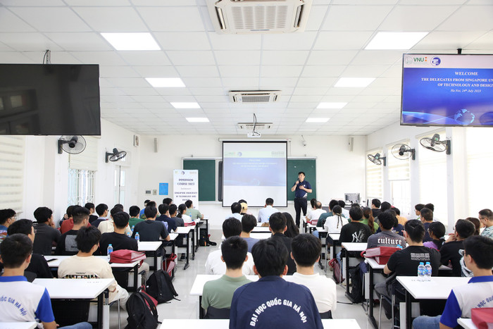 Ảnh minh hoạ: Giảng viên và sinh viên Trường Đại học Công nghệ, Đại học Quốc gia Hà Nội.