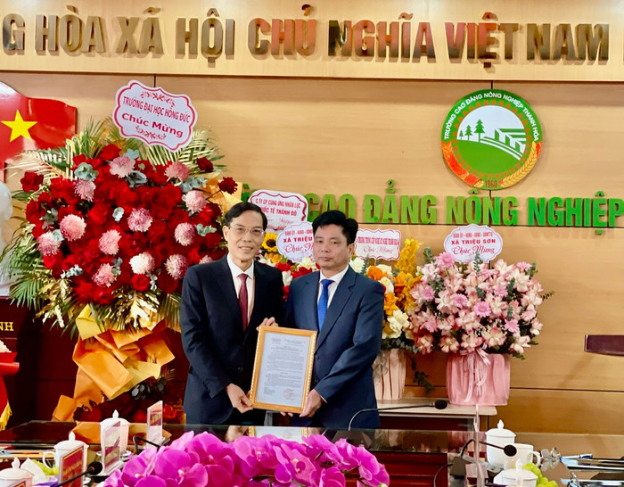 Đồng chí Đầu Thanh Tùng, Tỉnh ủy viên, Phó Chủ tịch Uỷ ban nhân dân tỉnh Thanh Hóa trao Quyết định bổ nhiệm Hiệu trưởng trường cao đẳng Nông nghiệp Thanh Hóa cho Phó Giáo sư, Tiến sĩ Lê Viết Báu. Ảnh: Trường Cao đẳng Nông nghiệp Thanh Hoá