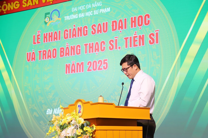 Tiến sĩ Trần Đức Mạnh - Trưởng phòng Phòng đào tạo công bố các quyết định tốt nghiệp và trúng tuyển trình độ sau đại học năm 2025. Tiến sĩ Trần Đức Mạnh - Trưởng phòng Phòng đào tạo công bố các quyết định tốt nghiệp và trúng tuyển trình độ sau đại học năm 2025.