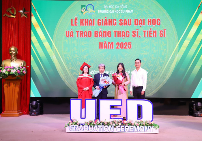 Đại diện tân tiến sĩ và tân học viên tặng hoa tri ân lãnh đạo Nhà trường. Đại diện tân tiến sĩ và tân học viên tặng hoa tri ân lãnh đạo Nhà trường.
