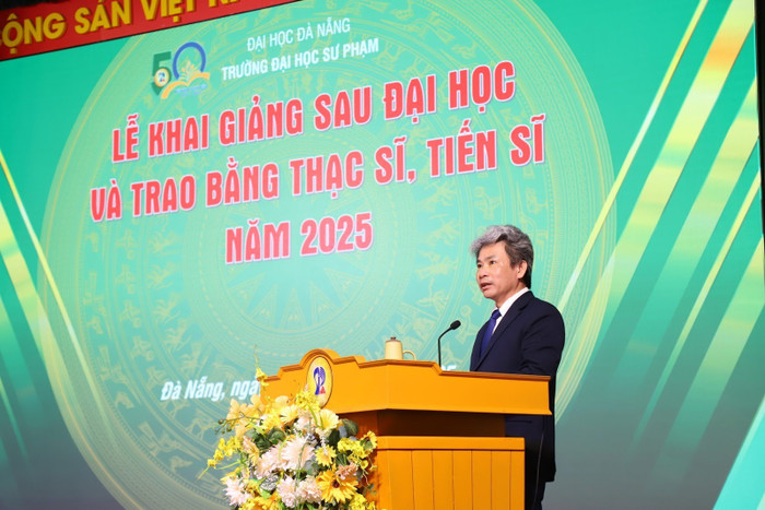 Phó Giáo sư, Tiến sĩ Võ Văn Minh, Hiệu trưởng Trường Đại học Sư phạm - Đại học Đà Nẵng phát biểu tại buổi lễ. Phó Giáo sư, Tiến sĩ Võ Văn Minh, Hiệu trưởng Trường Đại học Sư phạm - Đại học Đà Nẵng phát biểu tại buổi lễ.