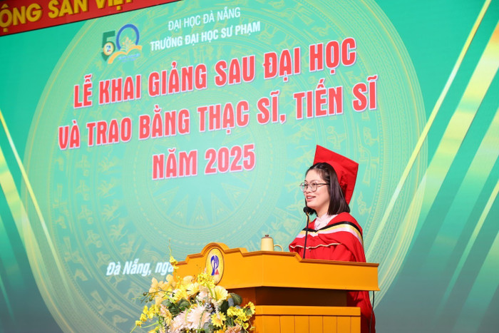 Tân tiến sĩ Trịnh Quỳnh Đông Nghi phát biểu tại buổi lễ. Tân tiến sĩ Trịnh Quỳnh Đông Nghi phát biểu tại buổi lễ.
