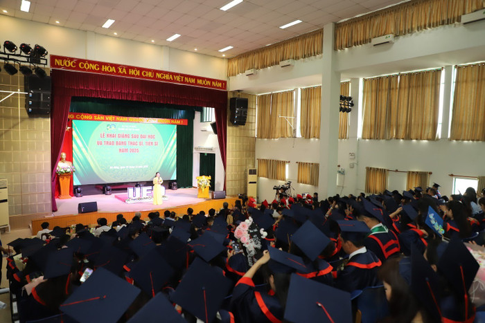 Lễ khai giảng và trao bằng tốt nghiệp được tổ chức tại Hội trường Hữu Nghị, tòa nhà Khuê Văn.  Lễ khai giảng và trao bằng tốt nghiệp được tổ chức tại Hội trường Hữu Nghị, tòa nhà Khuê Văn.