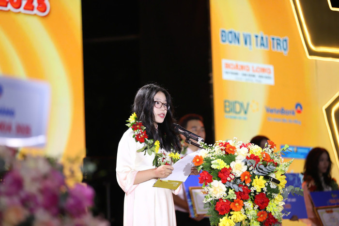 Sinh viên Lê Khánh Nguyên đại diện tân sinh viên phát biểu tại Lễ Khai khóa. d9182e1f2d93a7cdfe82.jpg