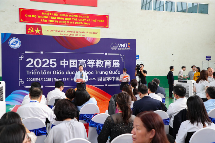 Phó Giám đốc Đại học Quốc gia Hà Nội Đào Thanh Trường phát biểu khai mạc tại triển lãm. vnu-trien-lam-giao-duc-dai-hoc-trung-quoc-36.jpg