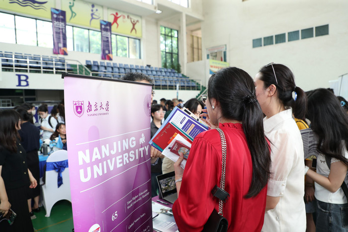 Triển lãm thu hút sự tham gia của 28 trường đại học hàng đầu Trung Quốc như Đại học Phúc Đán, Đại học Nam Kinh, Đại học Hạ Môn, Đại học Hàng không Vũ trụ Bắc Kinh… vnu-trien-lam-giao-duc-dai-hoc-trung-quoc-31.jpg