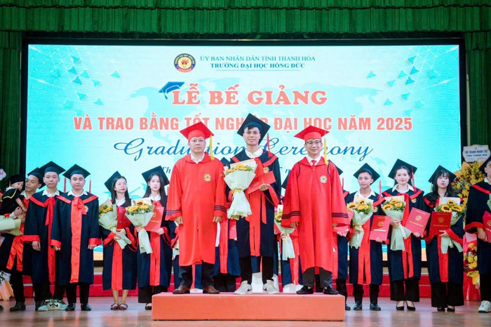 Lãnh đạo Trường Đại học Hồng Đức trao bằng tốt nghiệp cho sinh viên năm 2025. Ảnh: HDU hdu.jpg
