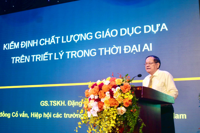 Giáo sư, Tiến sĩ khoa học Đặng Ứng Vận - Ủy viên Hội đồng Cố vấn Hiệp hội Các trường đại học, cao đẳng Việt Nam trình bày tham luận tại hội thảo. Ảnh: Doãn Nhàn img-0749.jpg