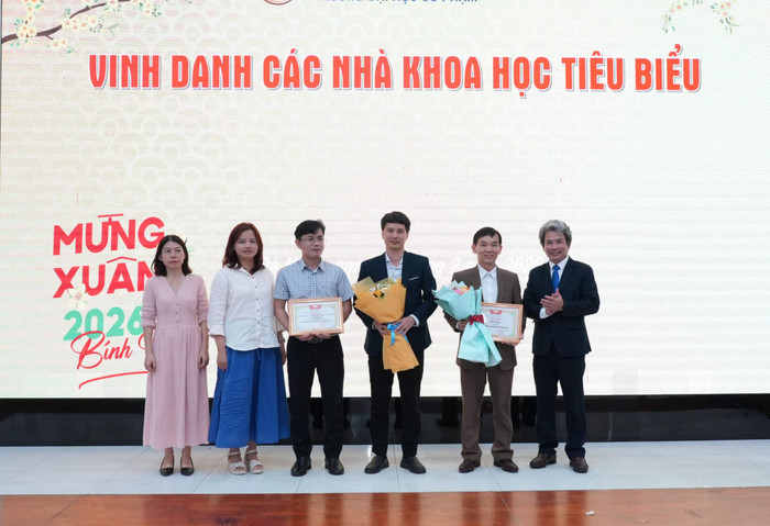 Nhà trường vinh danh các thầy cô có thành tích xuất sắc trong sáng chế và chuyển giao khoa học công nghệ.