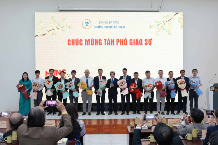 Các tân Phó giáo sư nhận hoa chúc mừng và vinh danh từ Hiệu trưởng Nhà trường.