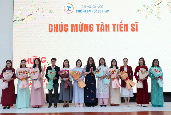 Nhà trường vinh danh các giảng viên là tân tiến sĩ.