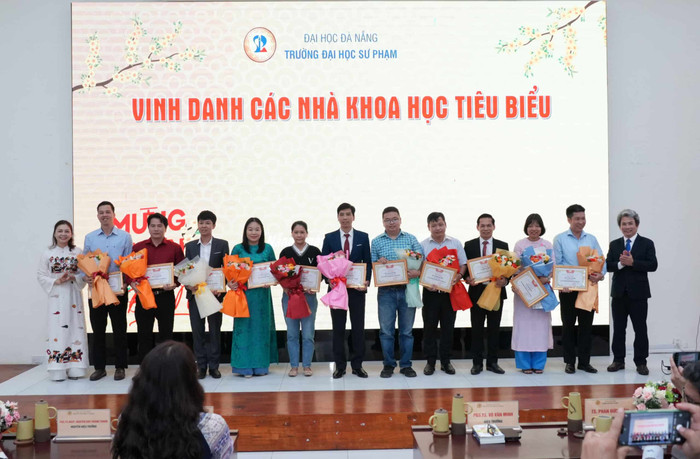 12 giảng viên có các công bố xuất sắc năm 2025 được vinh danh tại Chương trình.