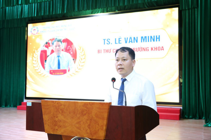 Tiến sĩ Lê Văn Minh - Trưởng khoa Khoa Lý luận chính trị - Luật, Trường Đại học Hồng Đức. Tiến sĩ Lê Văn Minh - Trưởng khoa Khoa Lý luận chính trị - Luật, Trường Đại học Hồng Đức.