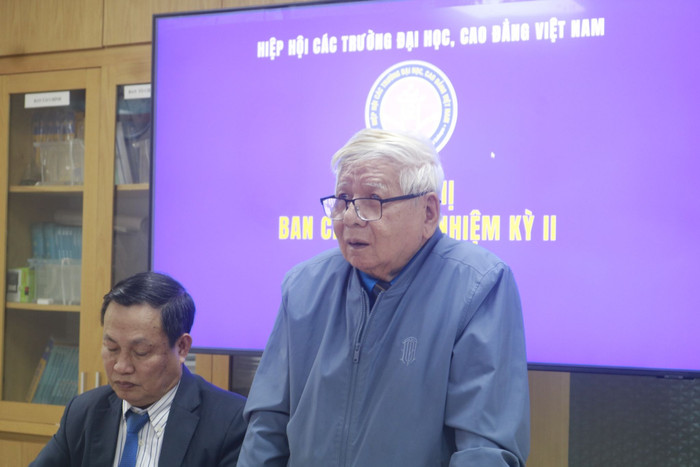 Phó Chủ tịch Trần Xuân Nhĩ trình bày báo cáo tại Hội nghị.