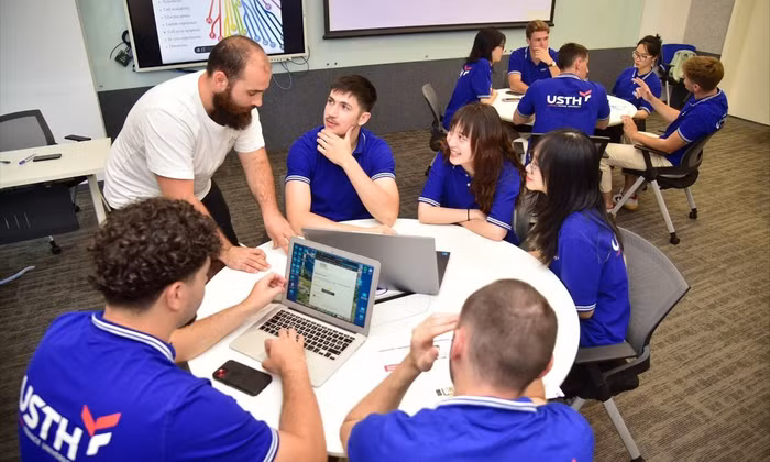 Ảnh minh hoạ: Giảng viên và sinh viên Trường Đại học Khoa học và Công nghệ Hà Nội (USTH)