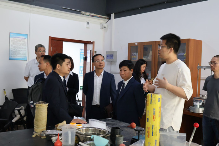 Tham quan phòng thí nghiệm động lực học nền đường sắt cao tốc Tham quan phòng thí nghiệm động lực học nền đường sắt cao tốc