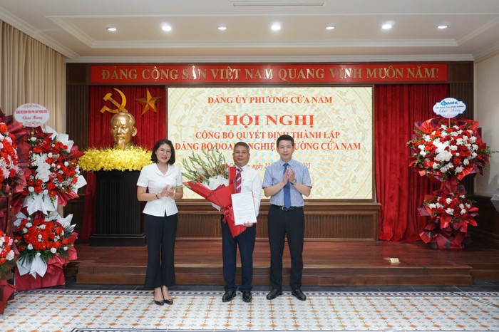 Bí thư Đảng ủy - Chủ tịch Hội đồng nhân dân phường Cửa Nam Phạm Tuấn Long và Phó Bí thư Thường trực Đảng uỷ phường Phạm Thị Thu Thuỷ trao quyết định, tặng hoa chúc mừng ông Phạm Văn Tâm Bí thư Đảng ủy - Chủ tịch Hội đồng nhân dân phường Cửa Nam Phạm Tuấn Long và Phó Bí thư Thường trực Đảng uỷ phường Phạm Thị Thu Thuỷ trao quyết định, tặng hoa chúc mừng ông Phạm Văn Tâm