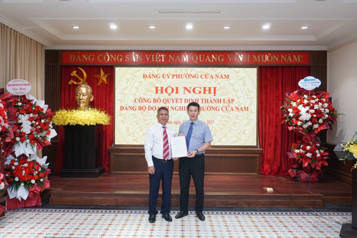 Bí thư Đảng ủy - Chủ tịch Hội đồng nhân dân phường Cửa Nam Phạm Tuấn Long trao quyết định tới đồng chí Phạm Văn Tâm Bí thư Đảng ủy - Chủ tịch Hội đồng nhân dân phường Cửa Nam Phạm Tuấn Long trao quyết định tới đồng chí Phạm Văn Tâm