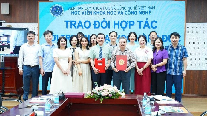 Trường Đại học Hồng Đức ký kết biên bản hợp tác với Viện Khoa học và Công nghệ, Viện Hàn lâm Khoa học và Công nghệ Việt Nam anh-3.jpg