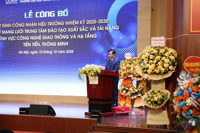 Phó Giáo sư, Tiến sĩ Nguyễn Hoàng Long - Hiệu trưởng Trường Đại học Công nghệ Giao thông vận tải phát biểu tại buổi lễ. 196075e337b9bae7e3a8.jpg