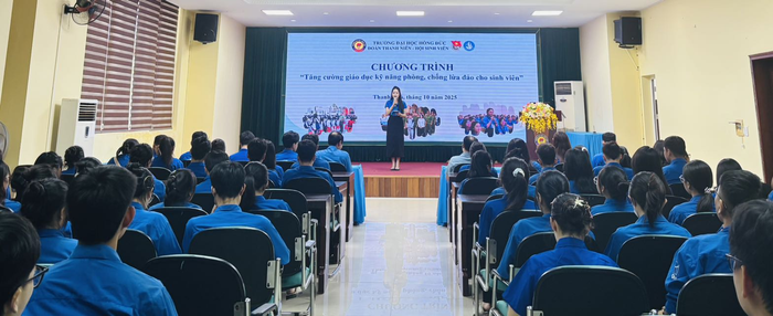 Sinh viên Trường Đại học Hồng Đức được trang bị kiến thức về các hình thức lừa đảo trực tuyến, kỹ năng nhận biết, phòng vệ và quy trình xử lý khi gặp tình huống nghi ngờ. Ảnh: HDU