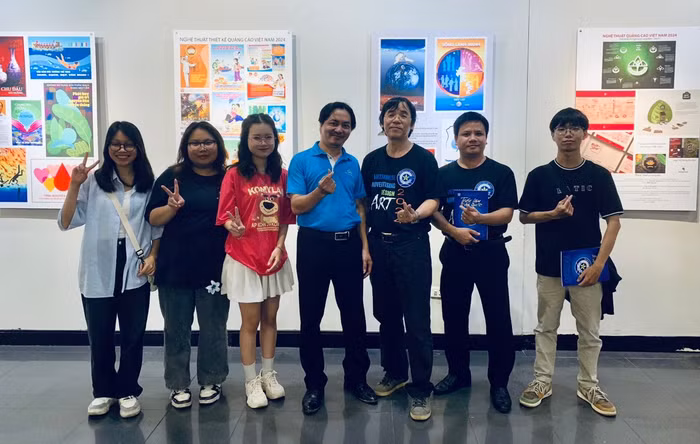 Thầy Nguyễn Minh Kiên và các em sinh viên tại Triển lãm “Nghệ thuật thiết kế quảng cáo Việt Nam 2024”.