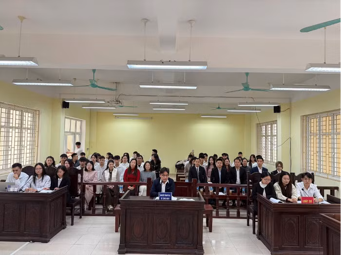 Sinh viên Luật Kinh tế, Trường Đại học Hồng Đức tham gia diễn án tại phiên tòa giả định. Ảnh: HDU