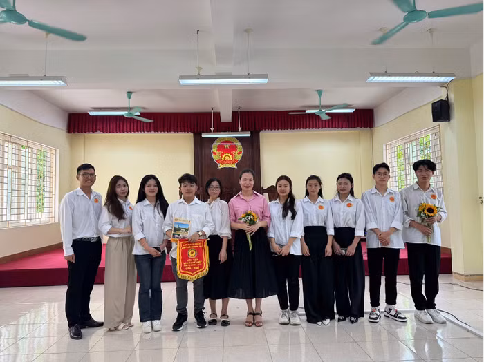 Sinh viên K26 Luật Kinh tế, Trường Đại học Hồng Đức đạt giải Nhì hội thi Rèn nghề Luật. Ảnh: HDU