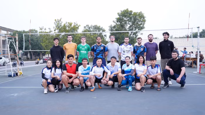 Giao lưu bóng chuyền giữa Đại học Tour (Pháp) và Khoa Lý luận chính trị - Luật, Trường Đại học Hồng Đức. Ảnh: HDU