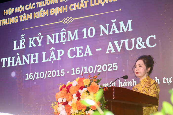 Phó Giáo sư, Tiến sĩ Nguyễn Phương Nga, Giám đốc Trung tâm kiểm định chất lượng giáo dục - Hiệp hội Các trường đại học, cao đẳng Việt Nam phát biểu tại lễ kỉ niệm. Ảnh: Doãn Nhàn img-0657.jpg