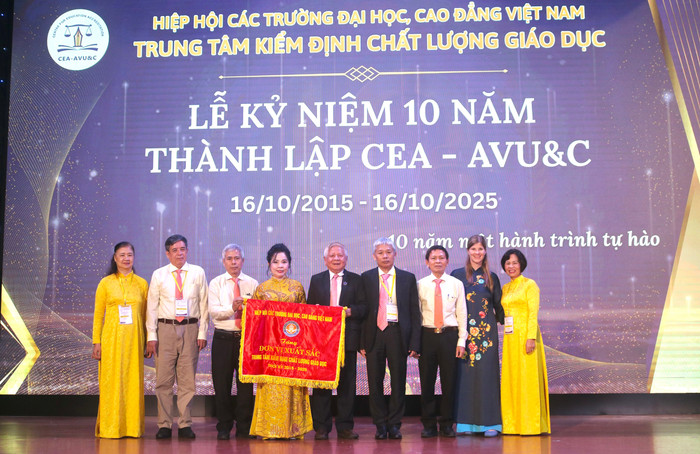 Lãnh đạo Hiệp hội Các trường đại học, cao đẳng Việt Nam trao tặng Cờ thi đua Đơn vị xuất sắc giai đoạn 2015-2025 cho Trung tâm Kiểm định chất lượng giáo dục (CEA-AVU&C). Ảnh: Doãn Nhàn. img-0697.jpg