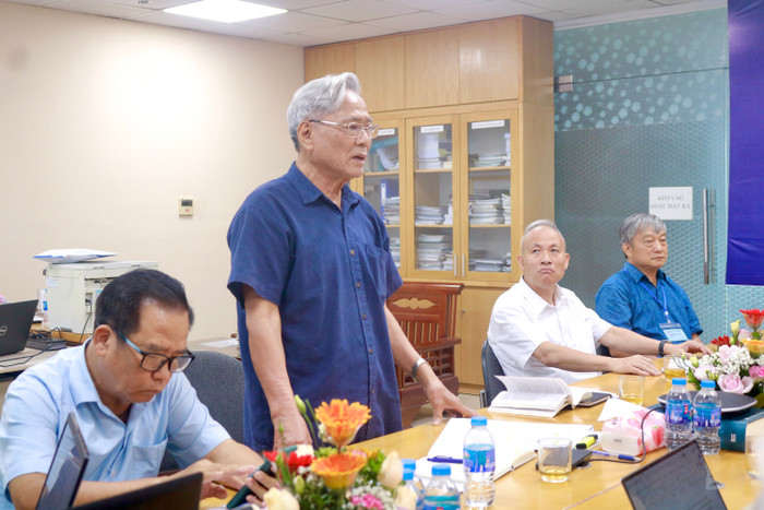 Tiến sĩ Đặng Văn Định - Trưởng ban Nghiên cứu và phân tích chính sách (Hiệp hội Các trường đại học, cao đẳng Việt Nam) đóng góp ý kiến xoay quanh tiêu chuẩn nhân sự phục vụ tổ chức Đại hội nhiệm kỳ III của Hiệp hội. Ảnh: Doãn Nhàn mg-9765.jpg