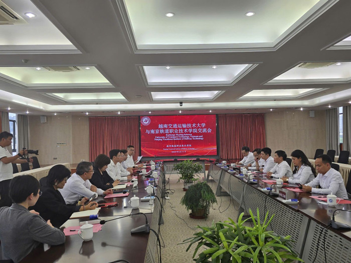 Đoàn công tác UTT làm việc với Học viện Kỹ thuật nghề đường sắt Nam Kinh Đoàn công tác UTT làm việc với Học viện Kỹ thuật nghề đường sắt Nam Kinh