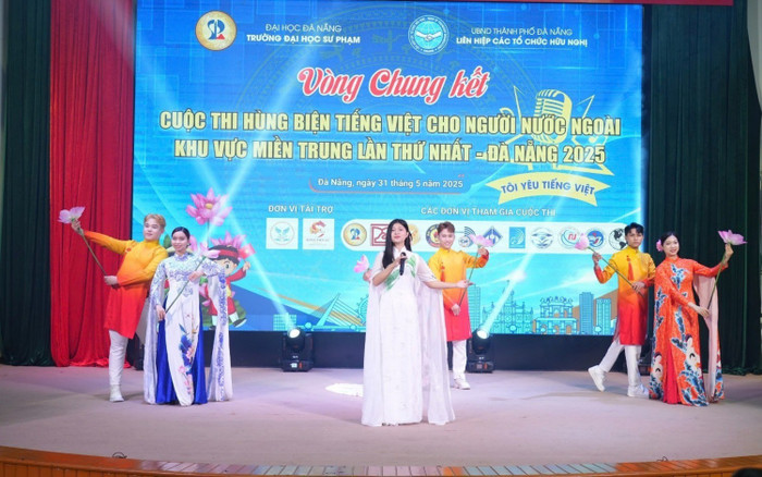 Vòng chung kết Cuộc thi diễn ra tại Trường Đại học Sư phạm - Đại học Đà Nẵng, nơi có hơn 350 lưu học sinh nước ngoài đang theo học. 8-tiet-muc-chao-mung-cua-sv-ued-6650.jpg