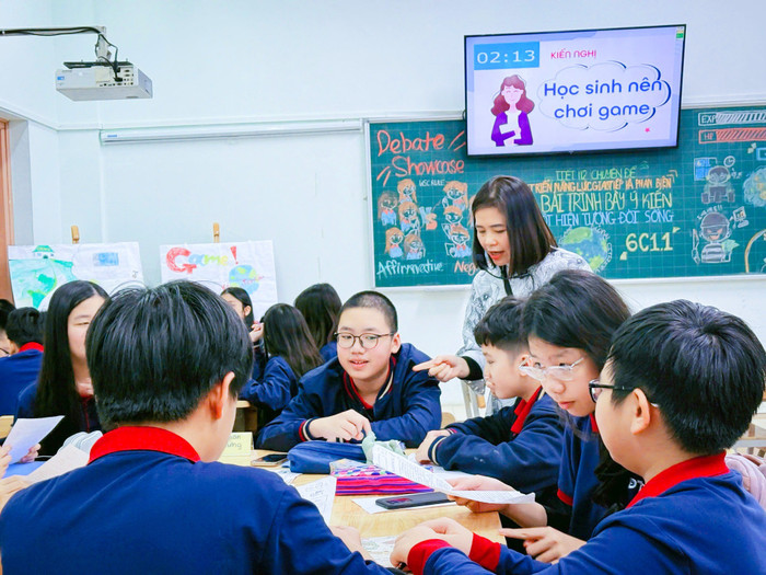 Ảnh minh hoạ: Giáo viên và học sinh Trường Trung học cơ sở Đoàn Thị Điểm Hà Nội