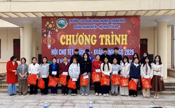 Các em học sinh, sinh viên thuộc hộ nghèo, cận nghèo được nhận quà, học bổng.