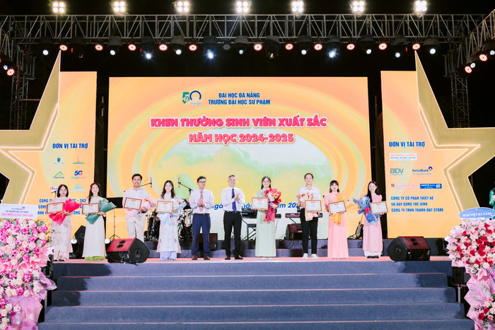 Vinh danh, khen thưởng 8 sinh viên xuất sắc toàn diện, năm học 2024-2025. 719bbd9c-0d5f-42f2-b86e-ad367395cd2d.jpg
