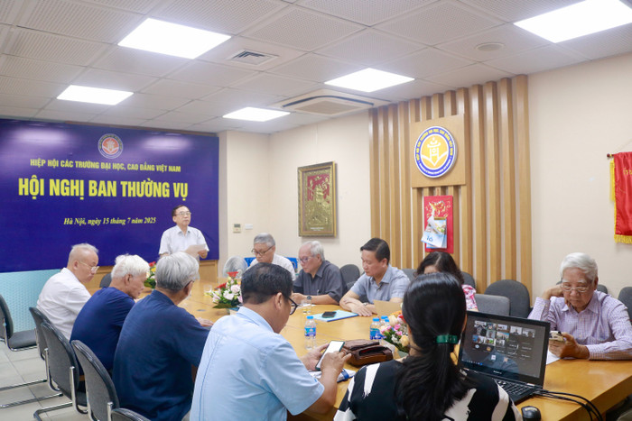 Toàn cảnh hội nghị Ban Thường vụ Hiệp hội Các trường đại học, cao đẳng Việt Nam nhiệm kỳ II (2020-2025) diễn ra trực tiếp tại trụ sở văn phòng Hiệp hội mg-9740.jpg