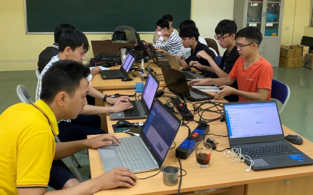 Sinh viên được rèn luyện đa kỹ năng khi theo học ngành Công nghệ thông tin. Ảnh: HDU