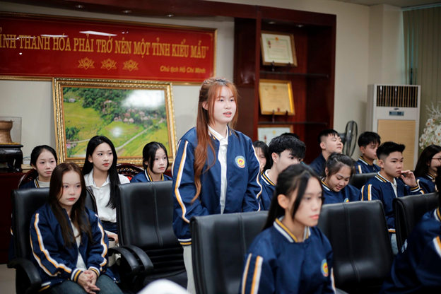 Sinh viên tham qia đặt câu hỏi tại buổi trải nghiệm ở Báo và Phát thanh, Truyền hình Thanh Hóa. Ảnh: HDU