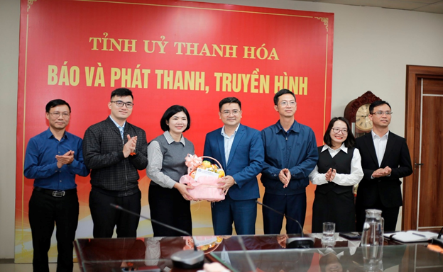 Ảnh lưu niệm giữa đại diện Báo và Phát thanh, Truyền hình Thanh Hoá cùng các thầy, cô Khoa KTCN&amp;TT – Trường Đại học Hồng Đức. Ảnh: HDU